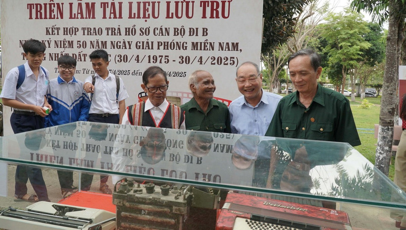 Các cán bộ đi B tham quan kỷ vật một thời trên chiến trường. (Ảnh: Hoài Nam/TTXVN)