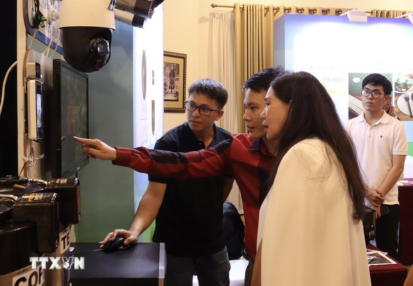 Doanh nghiệp giới thiệu sản phẩm công nghệ tại Diễn đàn Kinh tế Thành phố Hồ Chí Minh - tỉnh Hyogo năm 2025. (Ảnh: Xuân Anh/TTXVN)