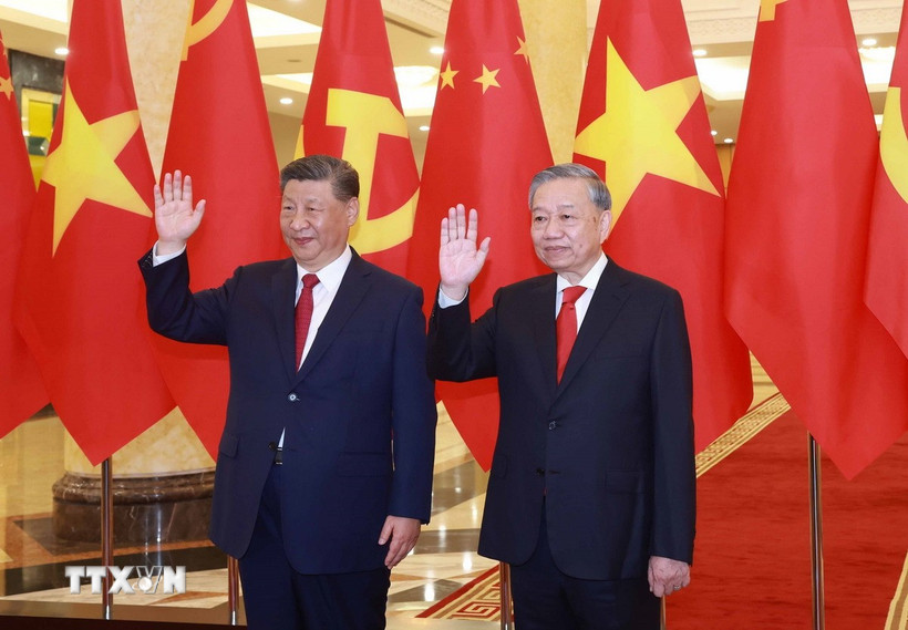 Tổng Bí thư Tô Lâm và Tổng Bí thư, Chủ tịch nước Trung Quốc Tập Cận Bình chụp ảnh chung. (Ảnh: Thống Nhất/TTXVN)