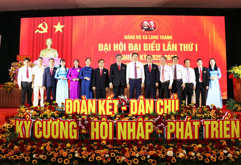 Bí thư Tỉnh ủy Đồng Nai Vũ Hồng Văn chụp ảnh lưu niệm cùng các đồng chí trong Ban Chấp hành, Ban Thường vụ Đảng ủy xã Long Thành. (Ảnh: Sỹ Tuyên/TTXVN)