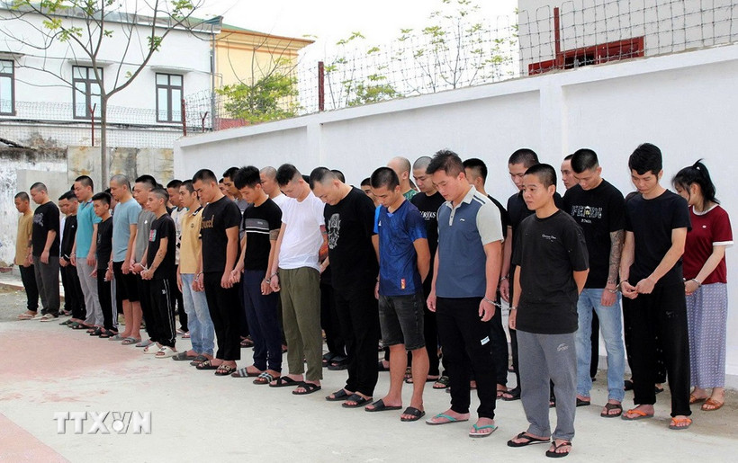 Gần 100 đối tượng trong đường dây lừa đảo bị cơ quan chức năng bắt giữ. (Ảnh: TTXVN phát)