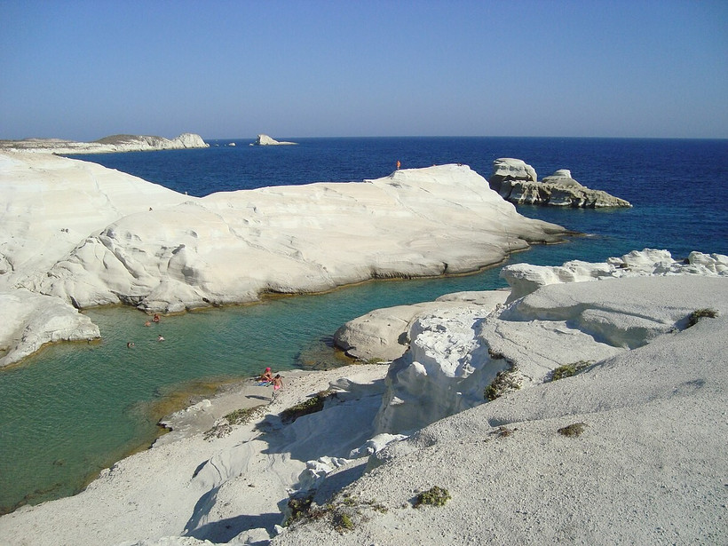 Bãi biển Sarakiniko. (Nguồn: Wikipedia)