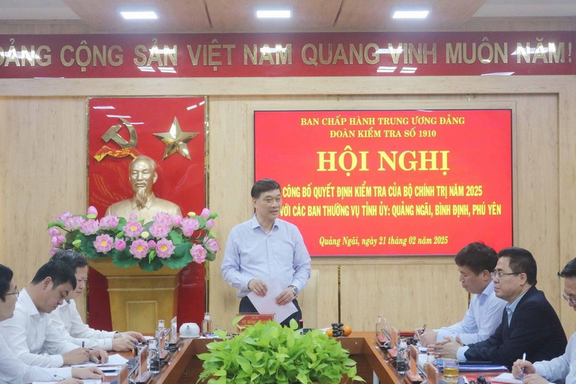 Ông Vũ Hồng Thanh, Ủy viên Ban Chấp hành Trung ương Đảng, Phó Chủ tịch Quốc hội, Phó Trưởng đoàn Thường trực Đoàn kiểm tra số 1910 phát biểu tại buổi làm việc. (Ảnh: TTXVN phát)