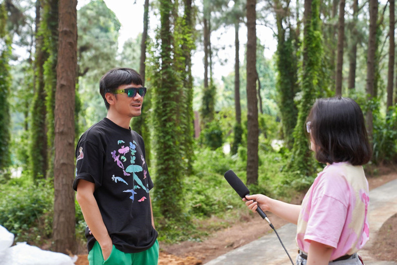 Đỗ Hiệp trả lời phỏng vấn giữa khuôn viên Bảo tàng Nghệ thuật Đương đại Flamingo. (Ảnh: Flamingo)