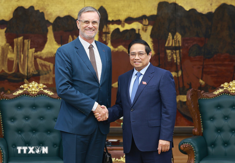 Thủ tướng Phạm Minh Chính tiếp Đại sứ Cộng hòa Pháp tại Việt Nam Olivier Brochet. (Ảnh: Dương Giang/TTXVN)