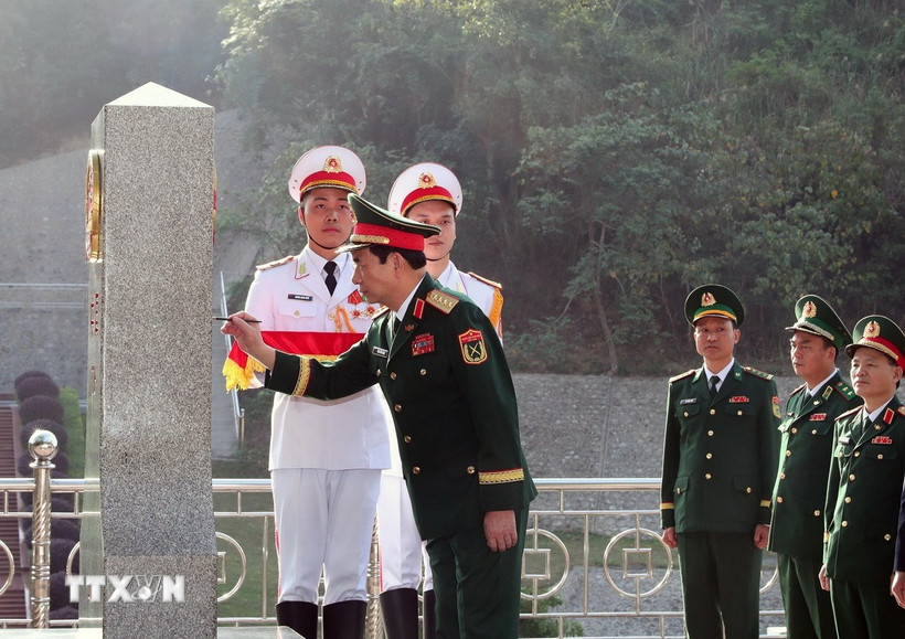 Đại tướng Phan Văn Giang, Bộ trưởng Quốc phòng tô son cột mốc biên giới tại cửa khẩu Quốc tế Hữu nghị (Lạng Sơn). (Ảnh: Trọng Đức/TTXVN)
