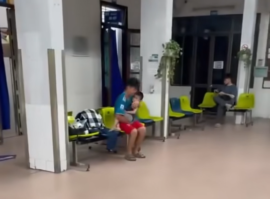 Cháu bé bị tai nạn được đưa vào viện. (Ảnh cắt từ clip)