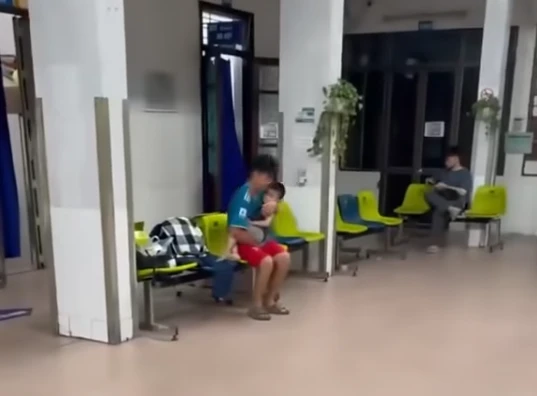 Cháu bé bị tai nạn được đưa vào viện. (Ảnh cắt từ clip)