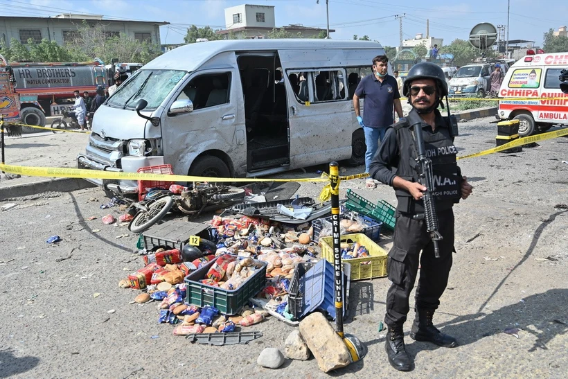 Cảnh sát gác tại hiện trường một vụ tấn công tại Karachi, Pakistan, ngày 19/4/2024. (Ảnh: AFP/TTXVN)