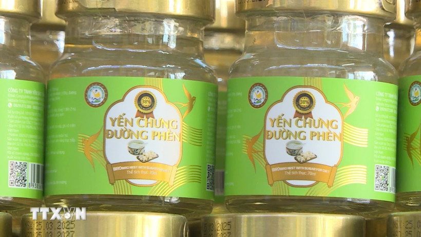 Sản phẩm yến chưng đường phèn của Công ty TNHH Yến sào Tuấn Dương & TKT. (Ảnh: TTXVN phát)