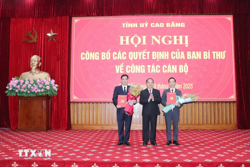 Ông Quản Minh Cường, Bí thư Tỉnh ủy Cao Bằng trao Quyết định của Ban Bí thư Trung ương Đảng cho 2 tân Phó Bí thư Tỉnh ủy. (Ảnh: Quốc Đạt/TTXVN)