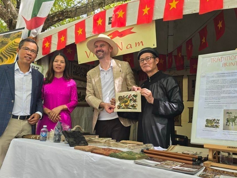 Đại sứ Phạm Hùng Tâm cùng phu nhân chụp ảnh cùng ông Andrew Barr - Thủ hiến Lãnh thổ Thủ đô Australia (thứ 2, từ phải sang) và nghệ nhân tranh Đông Hồ tại gian trưng bày của Việt Nam. (Ảnh: TTXVN phát)