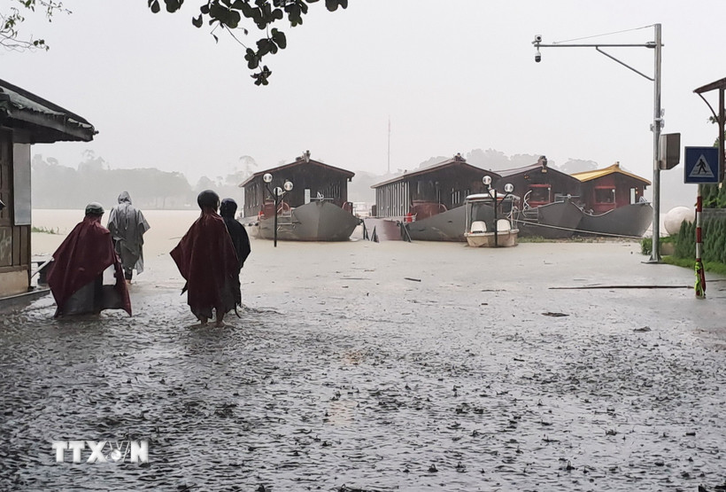 Lũ lên trên báo động 2 gây ngập ven bờ Nam sông Hương, thành phố Huế. (Ảnh: Nguyên Lý/TTXVN)
