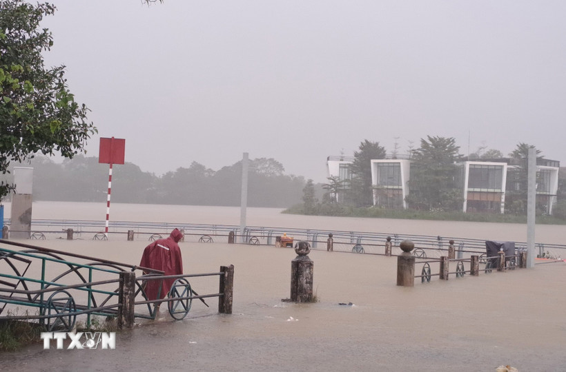 Lũ lên trên báo động 2 gây ngập ven bờ Nam sông Hương, thành phố Huế. (Ảnh: Nguyên Lý/TTXVN)