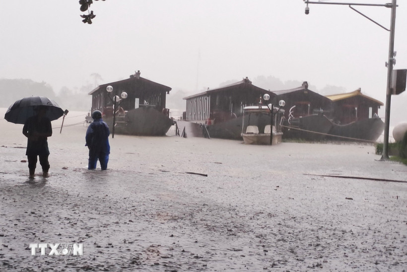 Lũ lên trên báo động 2 gây ngập ven bờ Nam sông Hương, thành phố Huế hồi cuối tháng 10. (Ảnh: Nguyên Lý/TTXVN)