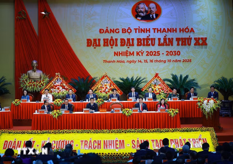 Đoàn Chủ tịch điều hành Đại hội đại biểu Đảng bộ tỉnh Thanh Hóa lần thứ 20, nhiệm kỳ 2025-2030. (Ảnh: Dương Giang/TTXVN)