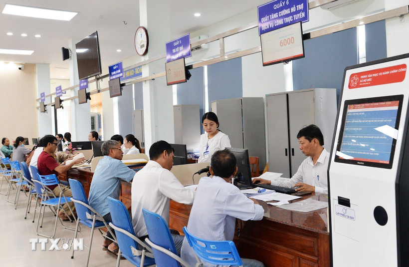 Trung tâm Phục vụ hành chính công xã Mộ Đức, Quảng Ngãi giải quyết hồ sơ cho hàng chục người dân mỗi ngày. (Ảnh: Đinh Hương/TTXVN)