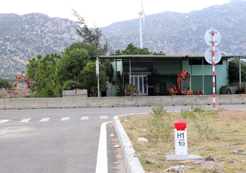 Những hộ dân nằm trong khu vực của dự án thành phần 2 đường nối Quốc lộ 1 đến Cảng biển tổng hợp Cà Ná vẫn chưa chịu bàn giao mặt bằng phục vụ thi công. (Ảnh: Công Thử/TTXVN)