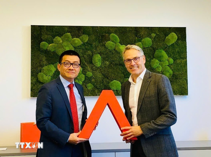 Đại sứ Vũ Lê Thái Hoàng đã gặp và làm việc với ông Rene Tritscher, Giám đốc Cơ quan tư vấn kinh doanh Áo (ABA). (Ảnh TTXVN phát)