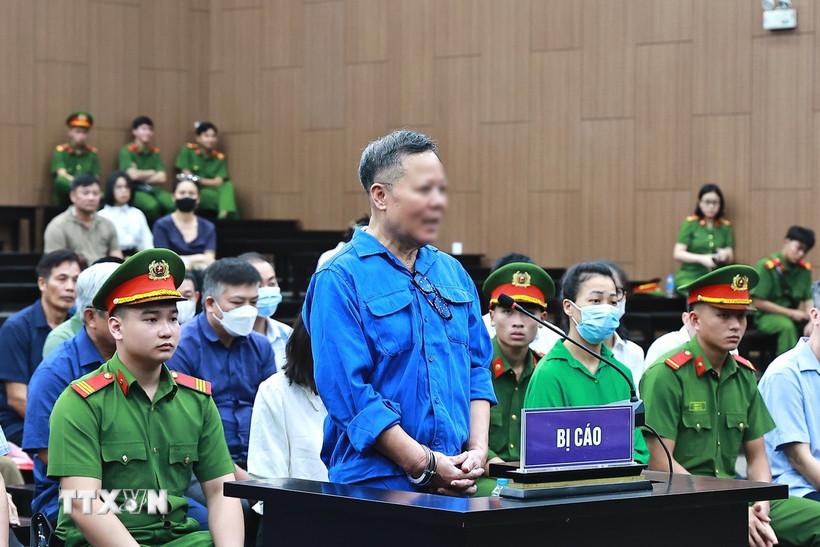 Bị cáo Đoàn Văn Huấn (Chủ tịch Hội đồng quản trị kiêm Tổng Giám đốc Công ty Thái Dương) khai báo tại tòa. (Ảnh: Kim Anh/TTXVN)