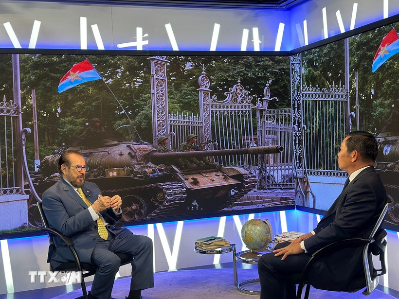 Nhà ngoại giao kỳ cựu kiêm nhà báo nổi tiếng Venezuela Khách mời Julio Cesar Pineda (bìa bên trái) chia sẻ tại chương trình. (Ảnh: Đài truyền hình Globovisión cung cấp, TTXVN phát)