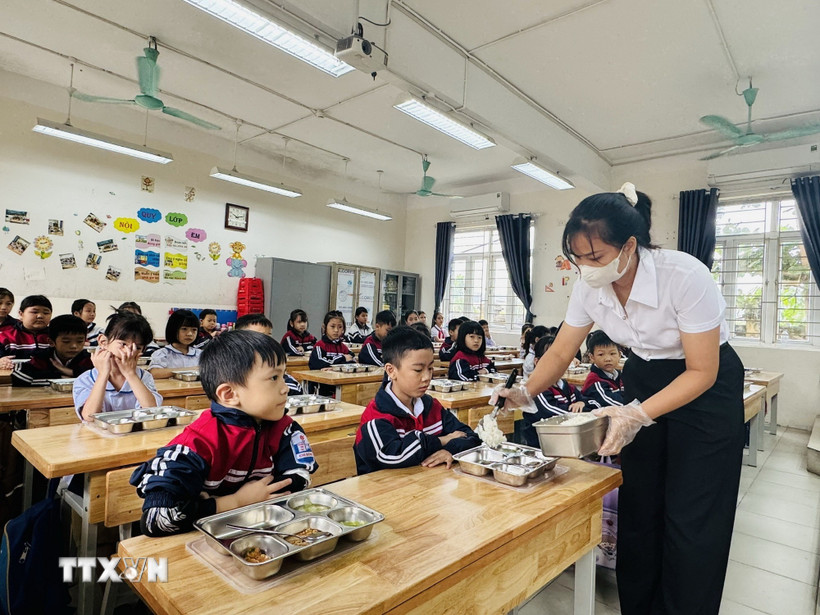 Học sinh Trường Tiểu học Chi Đông, xã Quang Minh, Hà Nội ăn bán trú. (Ảnh: Nguyễn Cúc/TTXVN)