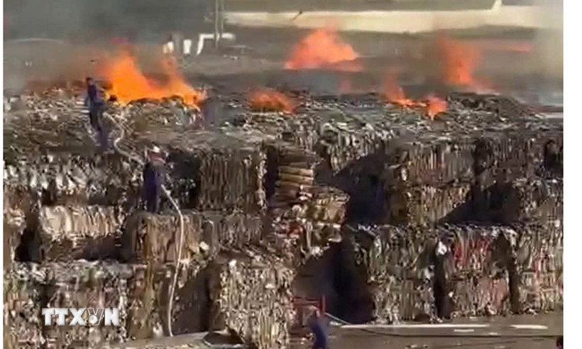 Đám cháy bùng phát tại khu vực chứa vật liệu phế thải của Công ty Cổ phần Giấy HKB - Hoa Lư. (Ảnh: TTXVN phát)
