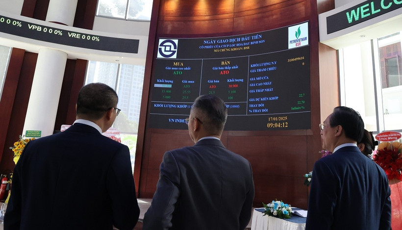 Nhà đầu tư theo dõi diễn biến cổ phiếu BSR trong phiên chào sàn đầu tiên trên HOSE. (Ảnh: Hứa Chung/TTXVN)