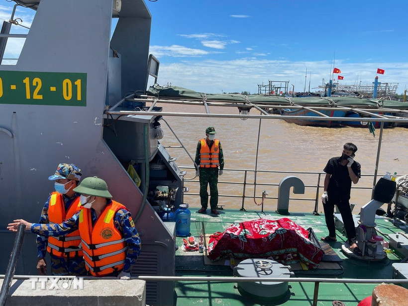 Lực lượng Biên phòng Quảng Trị hỗ trợ đưa thi thể nạn nhân vào bờ và bàn giao cho gia đình. (Ảnh: TTXVN phát)
