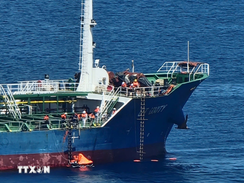 Thuyền viên tàu GT Unity xuống phương tiện di chuyển sang tàu Androusa. (Ảnh: TTXVN phát)