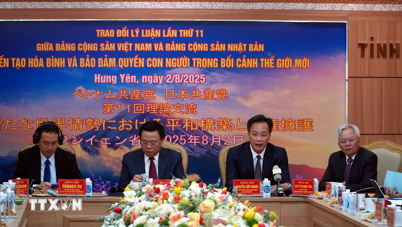 Đại diện Đảng Cộng sản Việt Nam, Đảng Cộng sản Nhật Bản và lãnh đạo tỉnh Hưng Yên chủ trì hội thảo trao đổi lý luận lần thứ 11. (Ảnh: Nguyễn Công Hải/TTXVN)