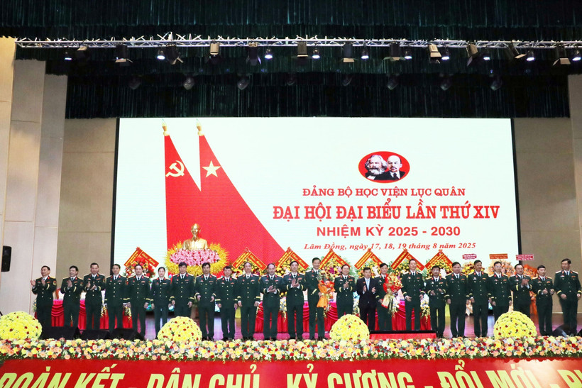 Ban chấp hành Đảng bộ Học viện Lục quân nhiệm kỳ 2025-2030 với 17 Ủy viên vừa trúng cử ra mắt Đại hội. (Ảnh: Chu Quốc Hùng-TTXVN)