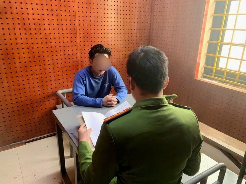 Hình ảnh cắt từ clip quay lại cảnh Bùi Văn Nam chống người thi hành công vụ. (Nguồn: Công an cung cấp)