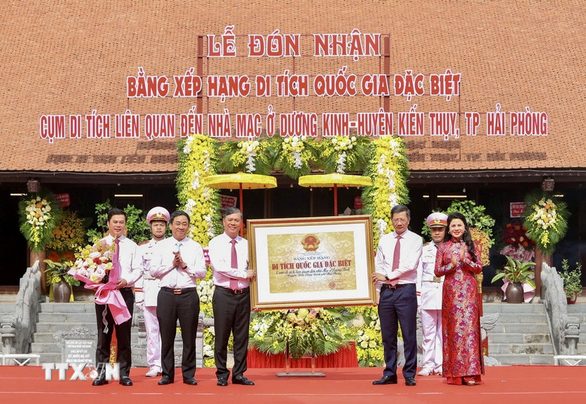 Lãnh đạo thành phố Hải Phòng, huyện Kiến Thụy đón nhận Bằng xếp hạng Di tích quốc gia đặc biệt. (Ảnh: Minh Huệ/TTXVN)
