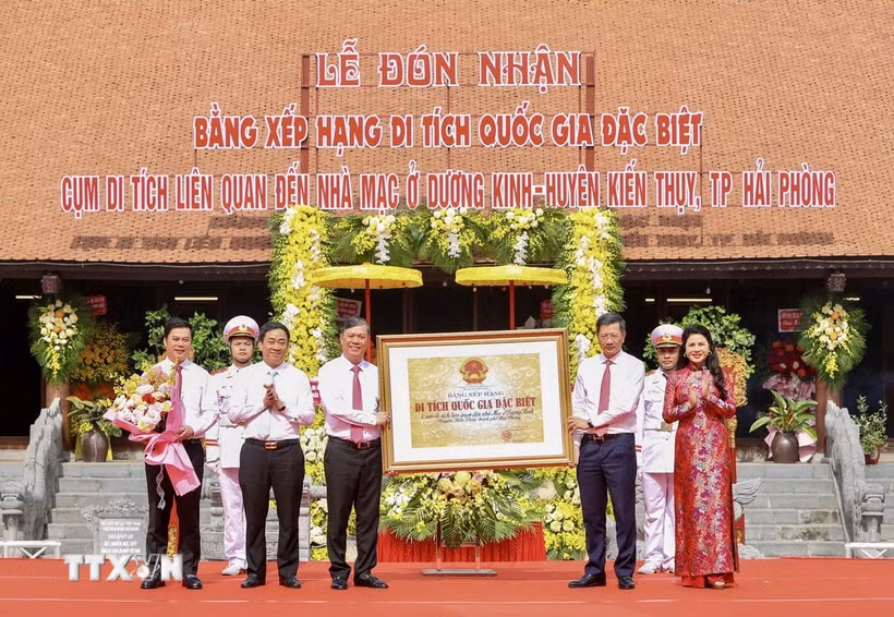 Lãnh đạo thành phố Hải Phòng, huyện Kiến Thụy đón nhận Bằng xếp hạng Di tích quốc gia đặc biệt. (Ảnh: Minh Huệ/TTXVN)