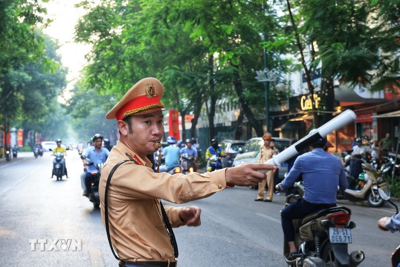 Lực lượng Cảnh sát giao thông thực hiện phân luồng. (Ảnh: Tuấn Anh/TTXVN)