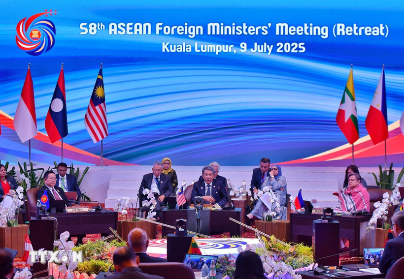 2026 - năm thử thách năng lực hành động của ASEAN Bộ trưởng Ngoại giao Malaysia Mohamad Hasan điều hành phiên họp hẹp Hội nghị Bộ trưởng Ngoại giao ASEAN (AMM) lần thứ 58 vào tháng 7/2025. (Ảnh: TTXVN phát)