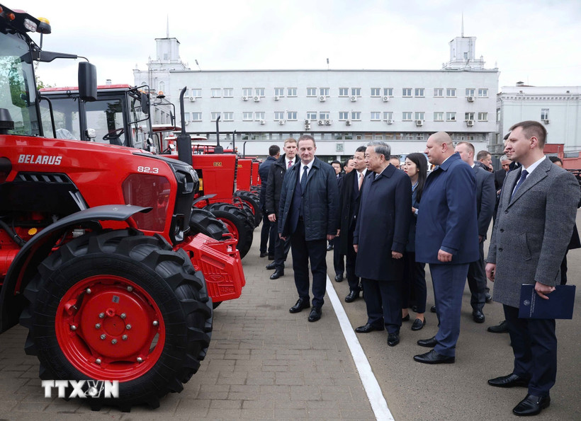 Tổng Bí thư Tô Lâm và Thủ tướng Belarus Aleksandr Turchin thăm Nhà máy máy kéo Minsk. (Ảnh: Thống Nhất/TTXVN)