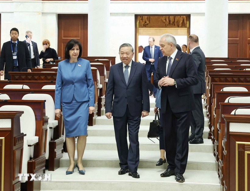 Chủ tịch Thượng viện Natalya Kochanova (bên trái) và Chủ tịch Hạ viện Igor Sergeyenko (bên phải) giới thiệu với Tổng Bí thư Tô Lâm về tòa nhà Trụ sở Quốc hội Belarus. (Ảnh: Thống Nhất/TTXVN)