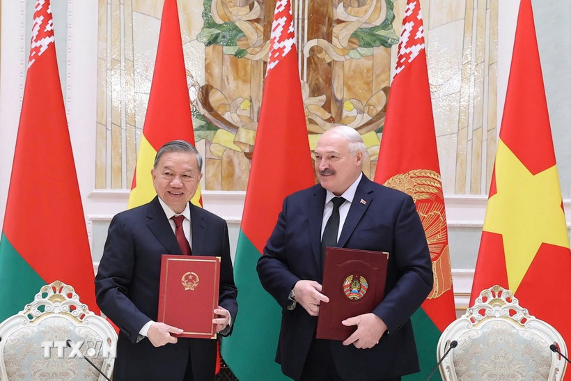 Tổng Bí thư Tô Lâm và Tổng thống Aleksandr Lukashenko ký Tuyên bố chung về việc thiết lập quan hệ Đối tác chiến lược Việt Nam-Belarus. (Ảnh: Thống Nhất/TTXVN)