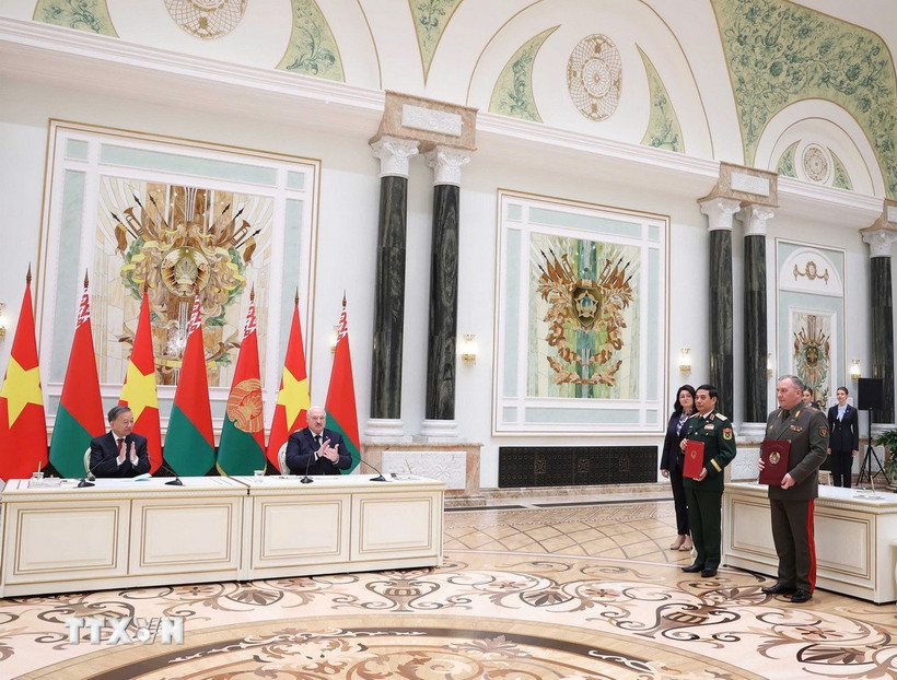Tổng Bí thư Tô Lâm và Tổng thống Belarus Aleksandr Lukashenko chứng kiến Lễ trao Ý định thư về tăng cường hợp tác đào tạo quân nhân và chuyên gia giữa Bộ Quốc phòng Việt Nam và Bộ Quốc phòng Belarus. (Ảnh: Thống Nhất/TTXVN)