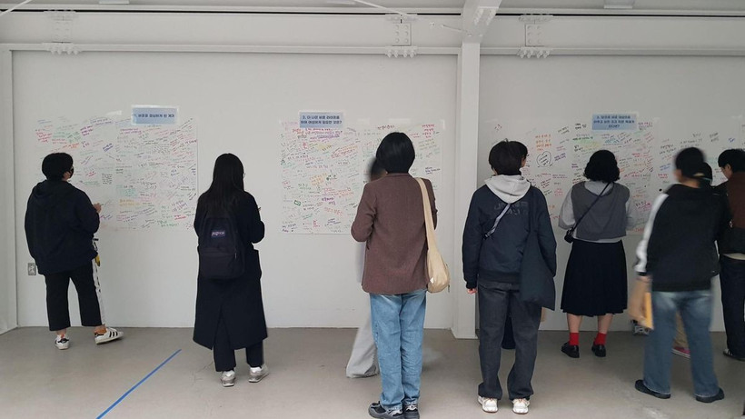 Những người tham gia chia sẻ những suy nghĩ viết tay về ý nghĩa của cuộc sống bihon đối với họ tại B-Fair, ngày 1 tháng 11. (Ảnh: Korea Times)