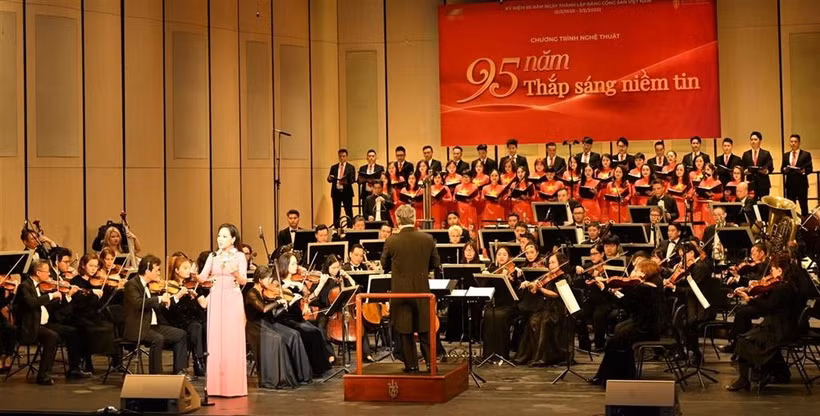 Chương trình có nội dung ấn tượng khi kết hợp ca, múa, nhạc, lời bình nghệ thuật, phóng sự tài liệu; sử dụng công nghệ 3D Mapping, đồ họa màn hình... (Ảnh: Thanh Tùng/TTXVN)