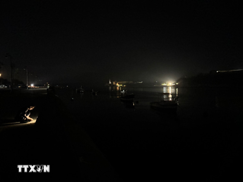 Thủ đô La Habana (Cuba) chìm trong bóng tối do mất điện tối 10/9/2025. (Ảnh: Việt Hoàng/TTXVN)