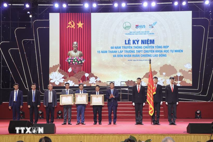 Phó Thủ tướng Lê Thành Long trao Huân chương Lao động hạng Nhì cho Trường THPT Chuyên Khoa học Tự nhiên; Huân chương Lao động hạng Nhất cho Bộ môn chuyên Vật lý và Huân chương Lao động hạng Ba cho Bộ môn chuyên Toán. (Ảnh: TTXVN phát)