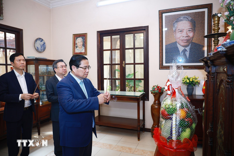 Thủ tướng Chính phủ Phạm Minh Chính dâng hương tưởng nhớ Chủ tịch Hội đồng Bộ trưởng Phạm Hùng, Thủ tướng Chính phủ Võ Văn Kiệt tại tư gia các đồng chí ở Thành phố Hồ Chí Minh. (Ảnh: Thống Nhất/TTXVN)