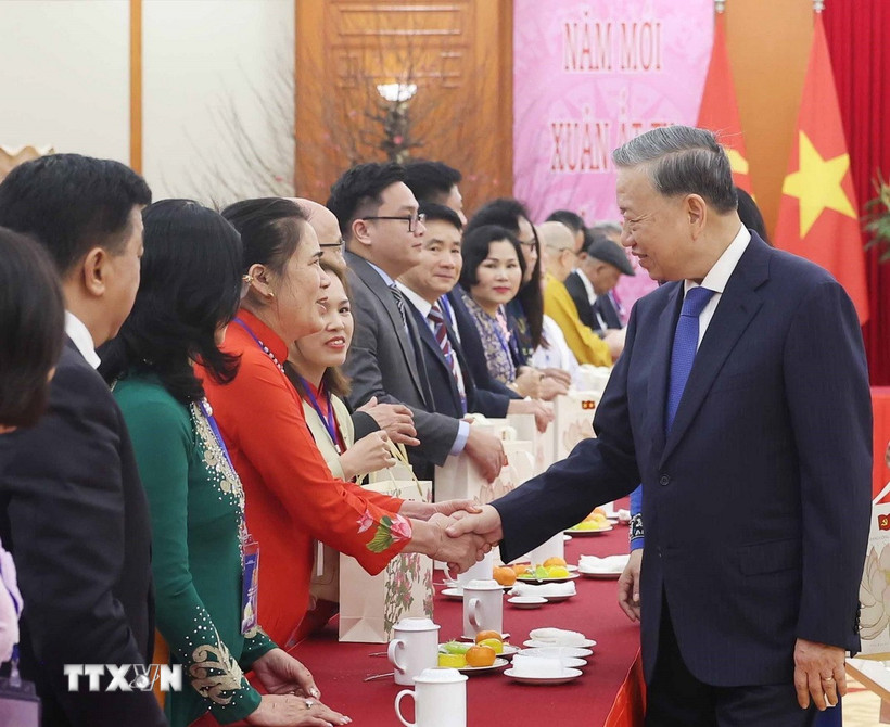 Tổng Bí thư Tô Lâm với các kiều bào tiêu biểu tham dự chương trình "Xuân quê hương" năm 2025. (Ảnh: Thống Nhất/TTXVN)