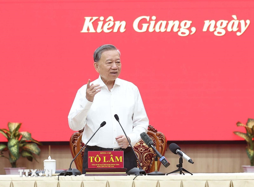 Tổng Bí thư Tô Lâm phát biểu chỉ đạo tại cuộc làm việc với Ban Thường vụ Tỉnh ủy Kiên Giang và Thường trực Tỉnh ủy An Giang. (Ảnh: Thống Nhất/TTXVN)