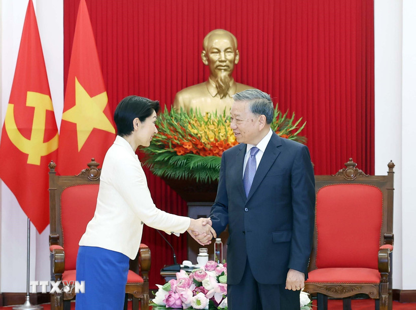 Tổng Bí thư Tô Lâm và bà Obuchi Yuko, Hạ nghị sỹ thuộc Đảng Dân chủ tự do, Chủ tịch Liên minh Nghị sỹ hữu nghị Nhật Bản-Việt Nam. (Ảnh: Thống Nhất/TTXVN)