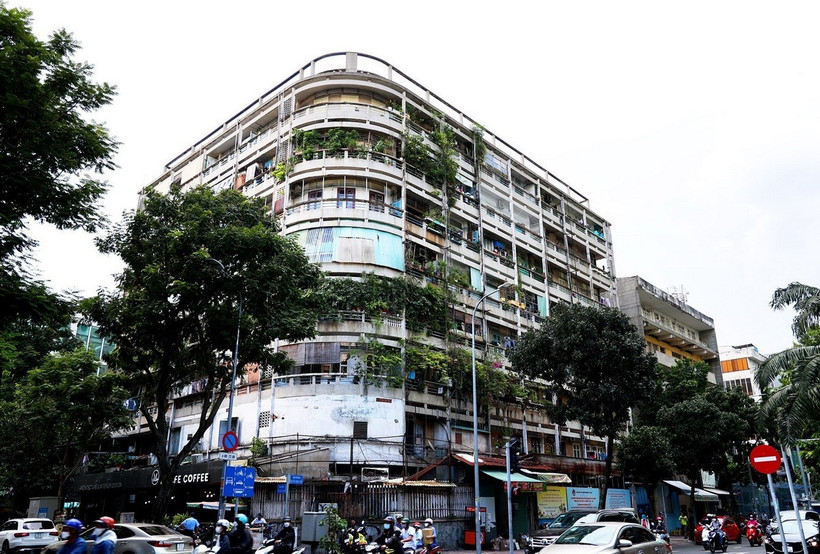 Chung cư cũ trên đường Nguyễn Đình Chiểu, phường Võ Thị Sáu, Quận 3, Thành phố Hồ Chí Minh. (Ảnh: Hồng Đạt/TTXVN)